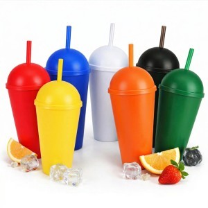 Copo Plástico com Tampa e Canudo 550ml Personalizado